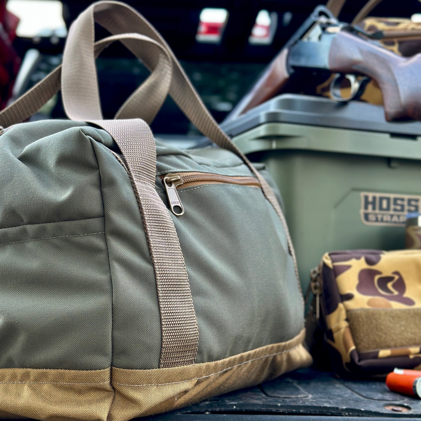 Recon 30L duffel bag featuring durable design, dual zipper, and side pockets, perfect for outdoor adventures.