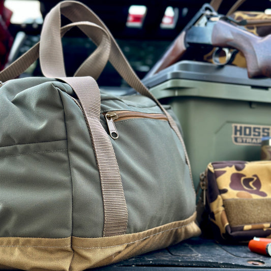 Recon 30L duffel bag featuring durable design, dual zipper, and side pockets, perfect for outdoor adventures.